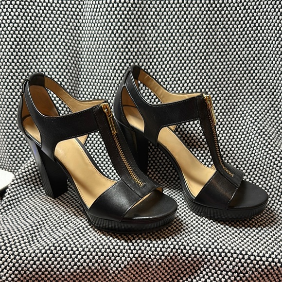 Michael Kors Berkley Black Platform T-Strap Sandals Black and Gold - Picture 3 of 9